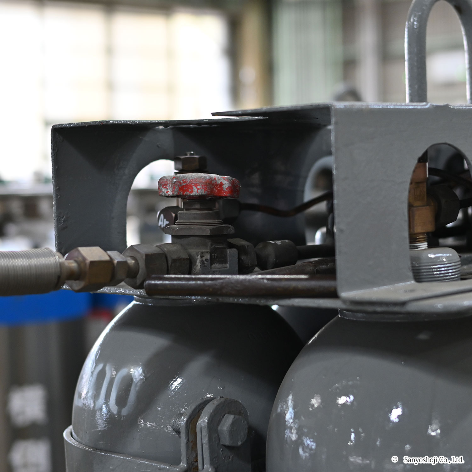 ボンベをつなぎ合わせたカードル