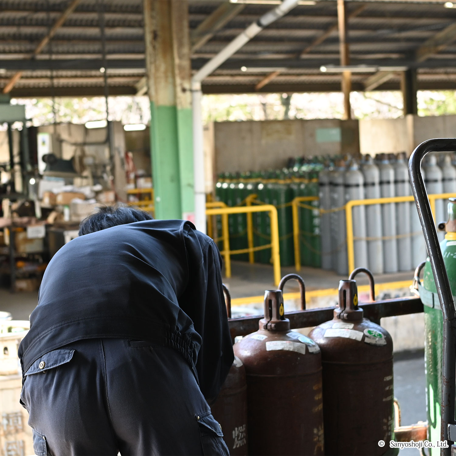 アセチレン容器の車両への固定
