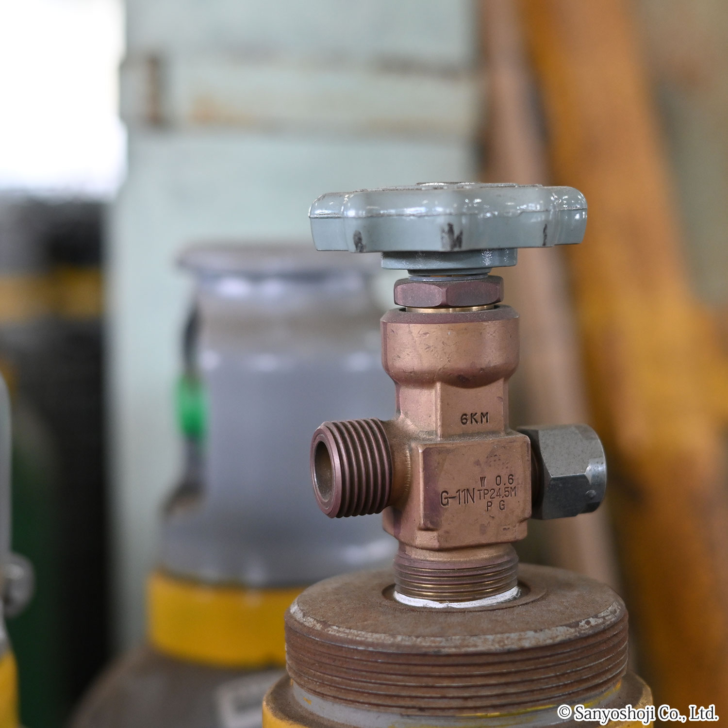 一般高圧ガスのバルブと口金